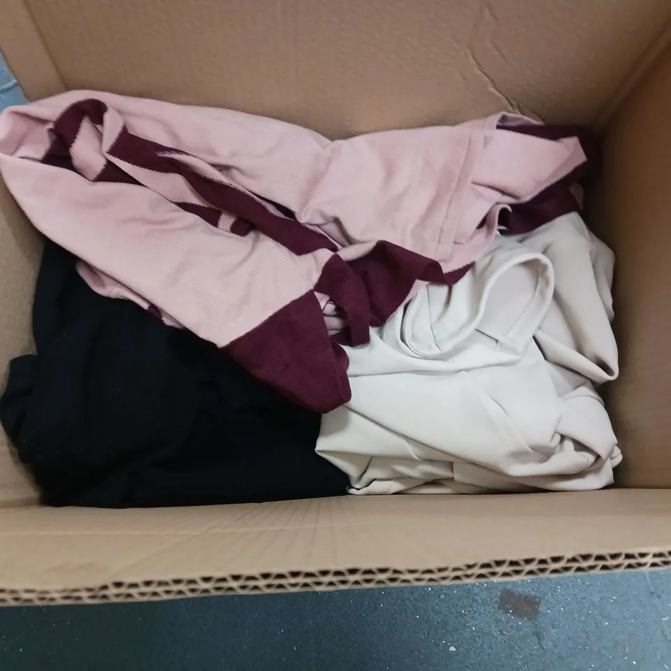 LOT OF 15 ASSORTED CLOTHING ITEMS TO INCLUDE KIM & CO SWING COAT, CRYSTAL KOBE KNITTED SWEATSHIRT AND WYNNE LADIES PU JACKET - VARIOUS SIZES
