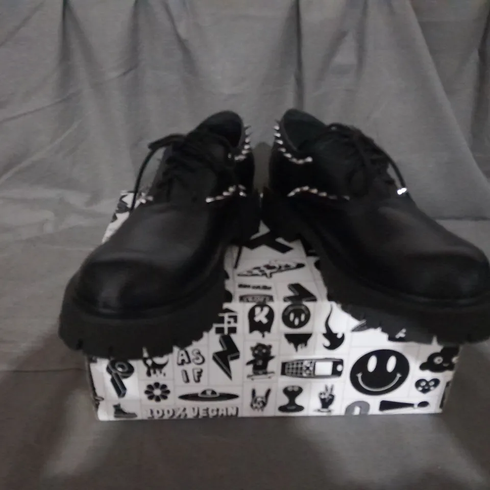 BOXED PAIR OF KOI THE 9-TO-5 SLAVE MEN'S DERBY SHOES SIZE 9 