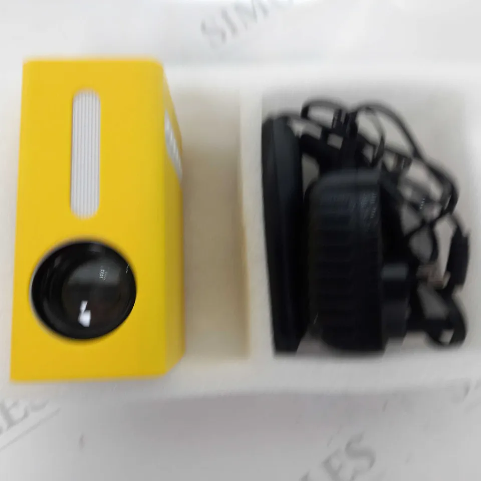 BOXED LED SOURCE MINI PROJECTOR 