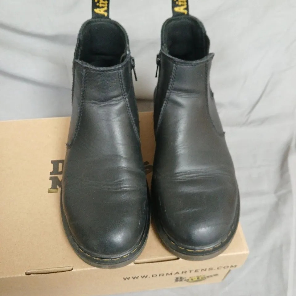 BOXED DR. MARTENS 2976 Y CHELSEA BOOTS IN BLACK, KIDS UK4 
