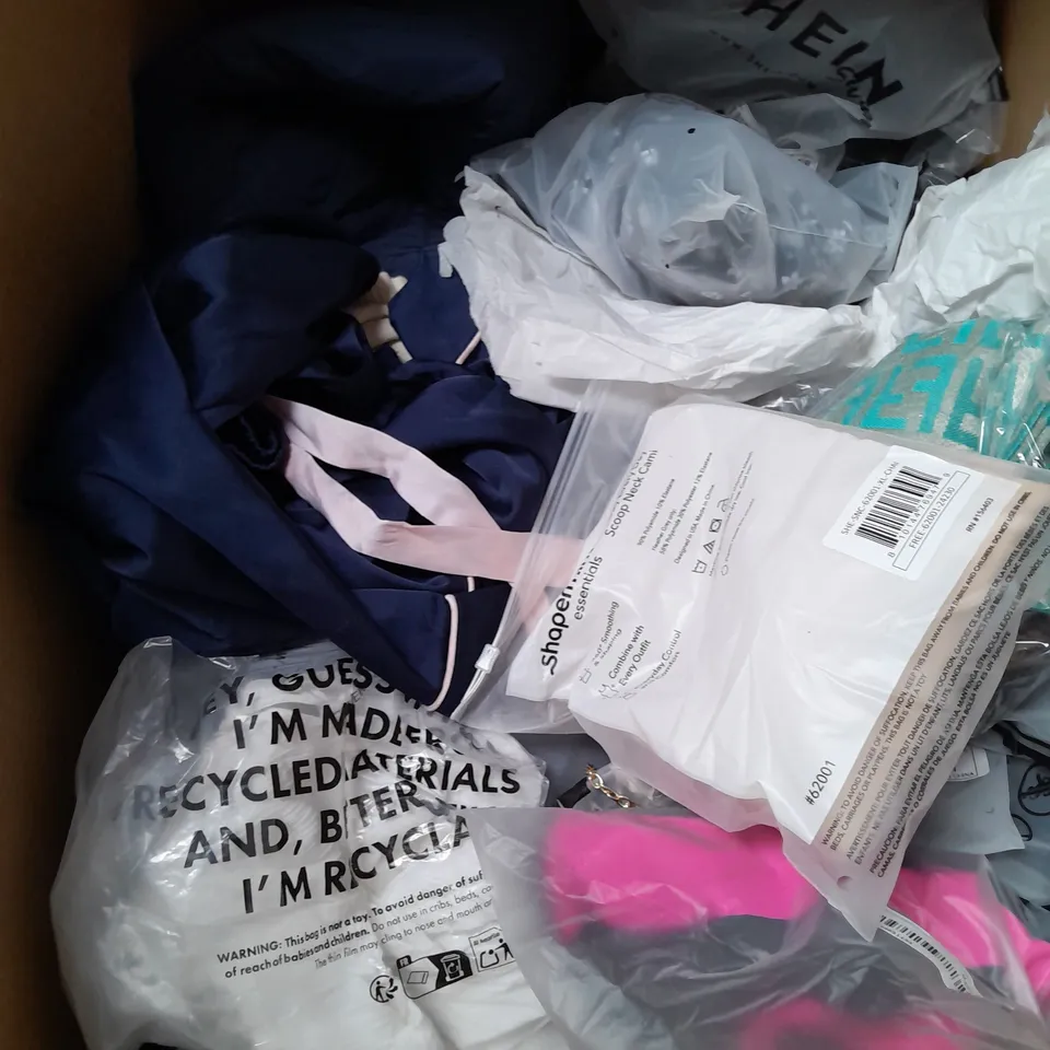 APPROXIMATELY 20 ASSORTED CLOTHING ITEMS IN VARIOUS SIZES AND STYLES TO INCLUDE - PYJAMAS, TROUSERS, JUMPER, ETC