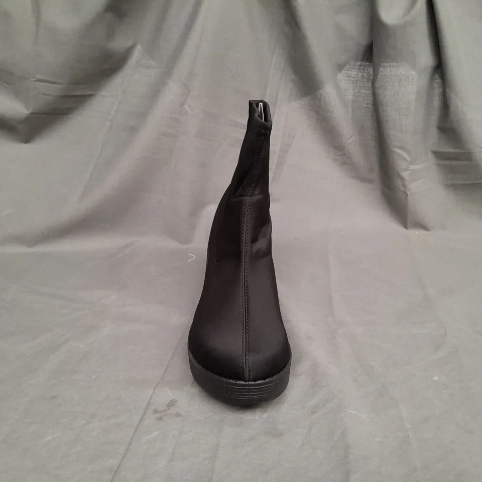 BOX OF APPROX 15 ASSORTED UNBRANDED BLACK HEEL SLIP ON BOOTS - SIZE 7