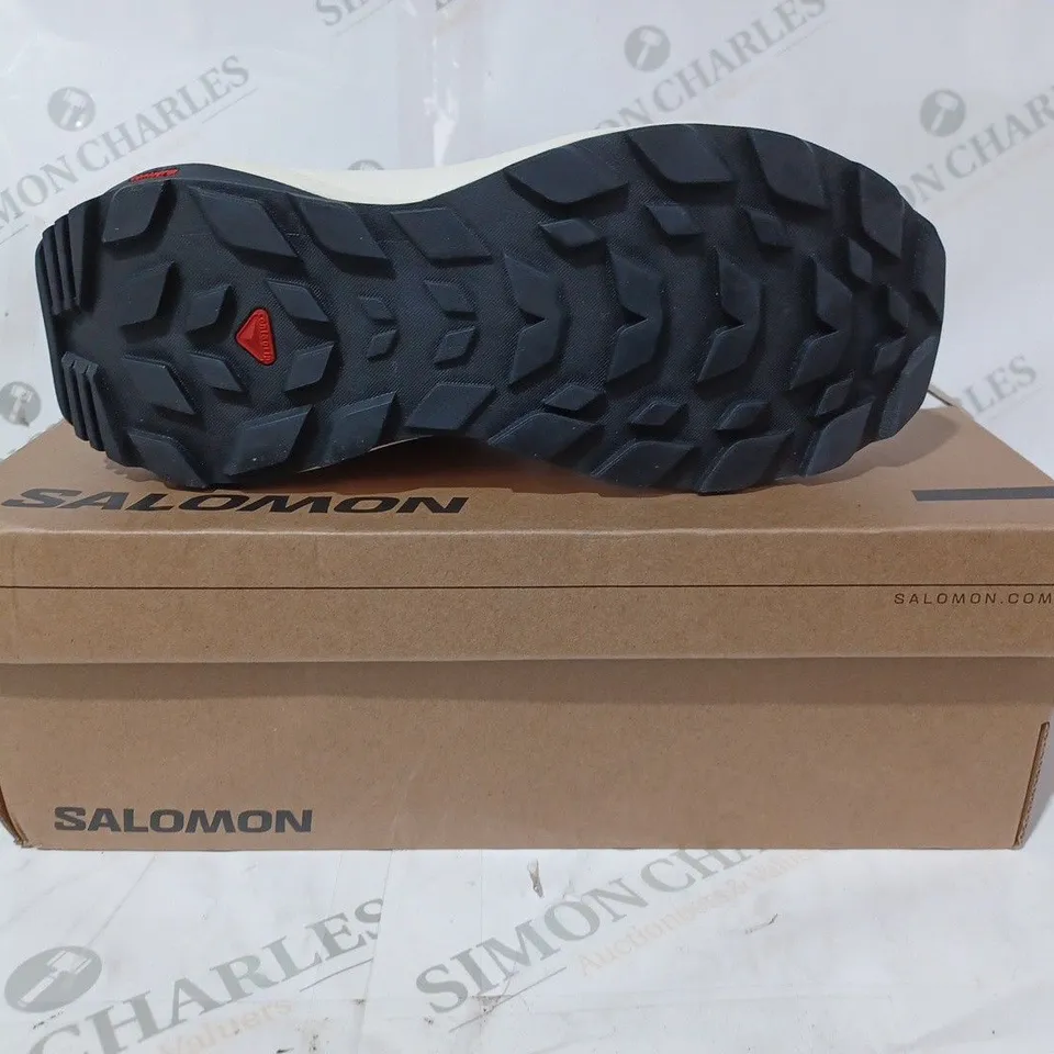 BOXED PAIR OF SALOMON ELIXIR MID GTX SHOES IN VANILLA/BLACK UK SIZE 7