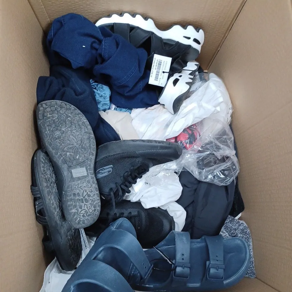 BOX OF APPROXIMATELY 20 ASSORTED CLOTHING ITEMS TO INCLUDE TOPS, DRESSES, SHOES ETC