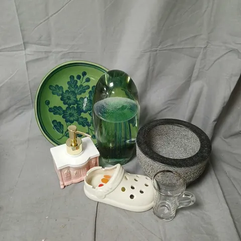 APPROXIMATELY 16 ASSORTED FRAGILE HOUSEHOLD ITEMS TO INCLUDE SOAP DISPENSER, FLORAL PLATE, MORTAR BOWL, ETC - COLLECTION ONLY