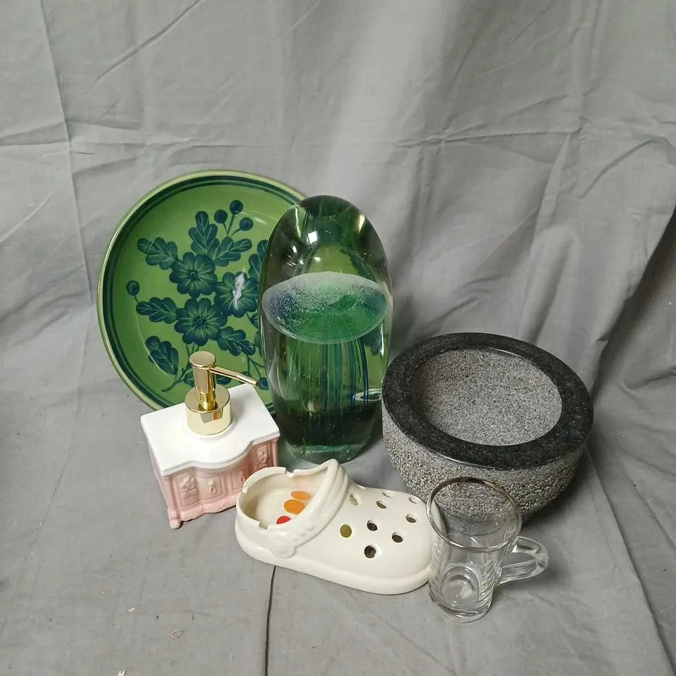 APPROXIMATELY 16 ASSORTED FRAGILE HOUSEHOLD ITEMS TO INCLUDE SOAP DISPENSER, FLORAL PLATE, MORTAR BOWL, ETC - COLLECTION ONLY