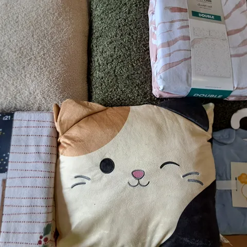 LOT OF APPROXIMATELY 15 ASSORTED BEDDING AND SOFT FURNISHING ITEMS TO INCLUDE FILLED CUSHIONS AND DUVET SETS