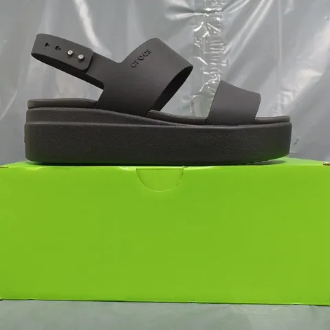 BOXED PAIR OF CROCS BROOKLYN LOW WEDGE SANDALS IN BLACK SIZE UK 6