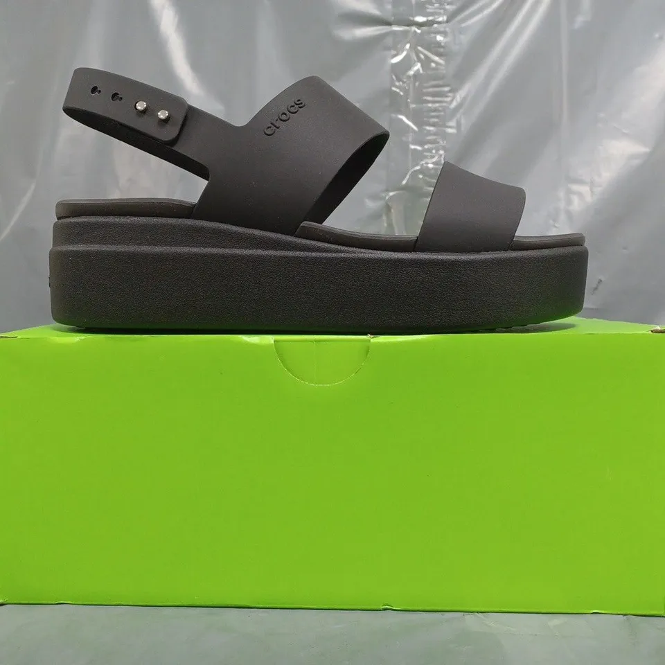 BOXED PAIR OF CROCS BROOKLYN LOW WEDGE SANDALS IN BLACK SIZE UK 6