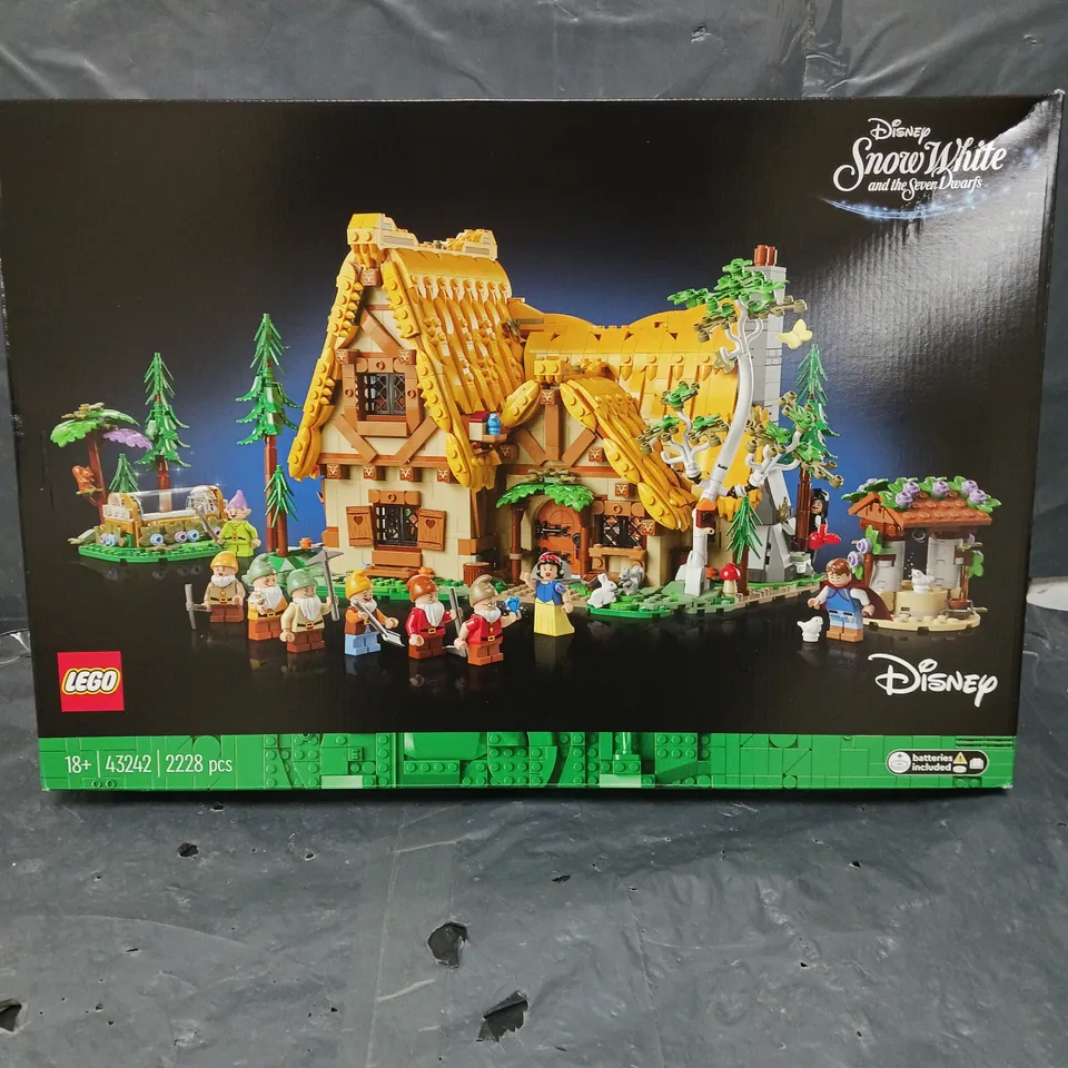 LEGO DISNEY SNOW WHITE AND THE SEVEN DWARFS’ COTTAGE 43242