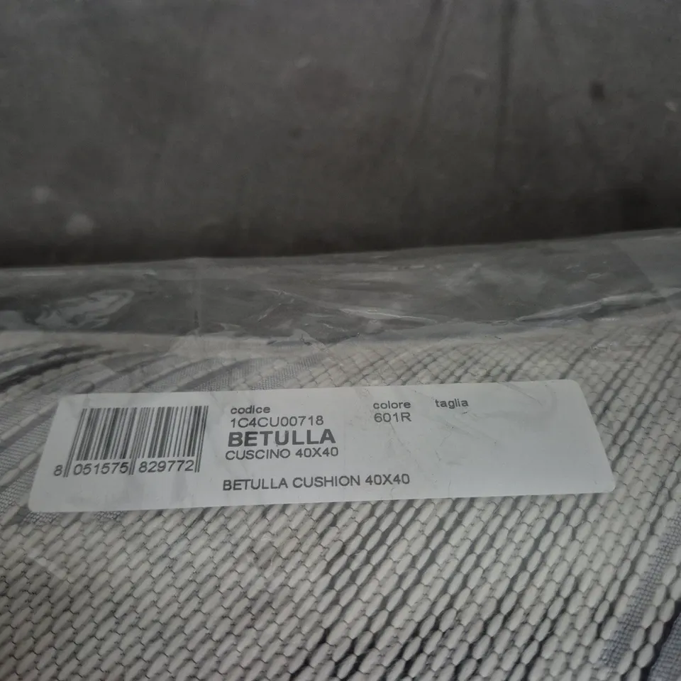 BETULLA CUSHION 40X40 CM – SET OF 2, GREY GEOMETRIC PATTERN