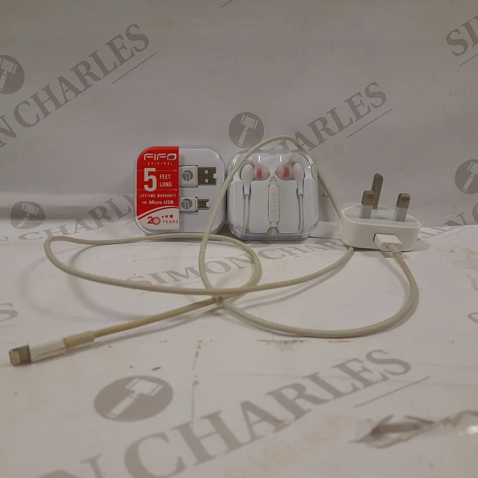 LOT OF APPROX 15 ASSORTED ITEMS TO INCLUDE-EARPHONES-USB CABLE-LIGHTNING CABLES