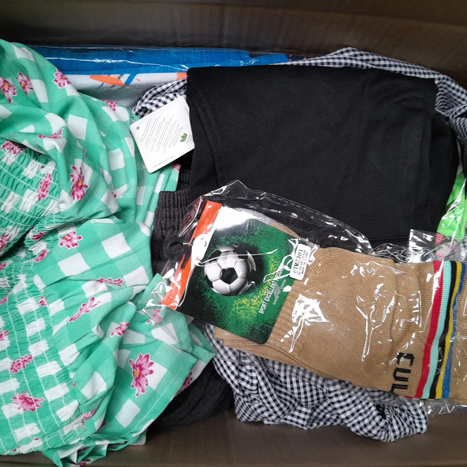 BOX OF APPROX 12 ASSORTED KIDS CLOTHING ITEMS TO INCLUDE - SOCKS , HAT , TOP ETC