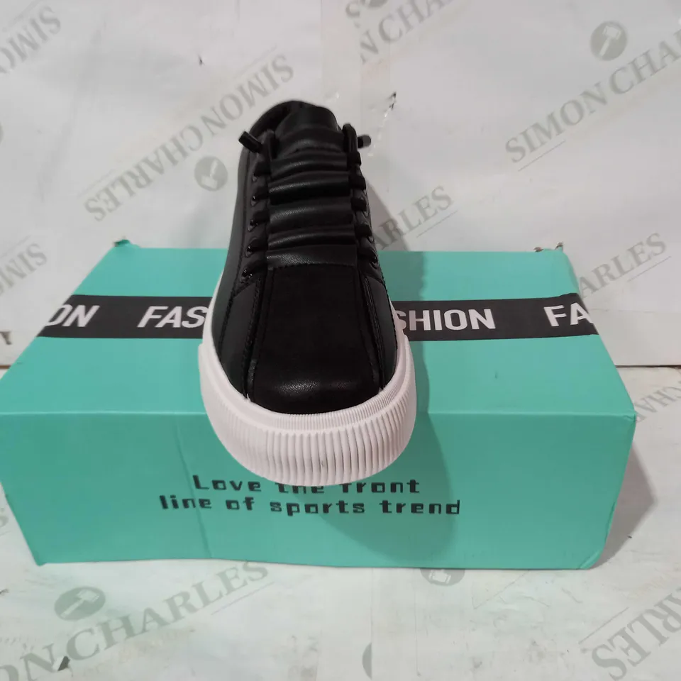BOXED PAIR OF FASHION SHOES IN BLACK EU SIZE 43