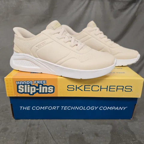 BOXED PAIR OF SKECHERS TRAINERS IN CREAM SIZE 6