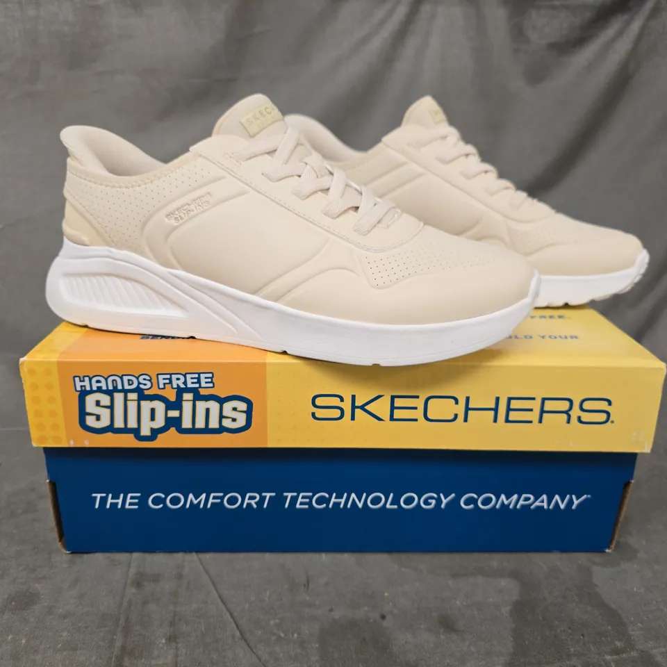 BOXED PAIR OF SKECHERS TRAINERS IN CREAM SIZE 6