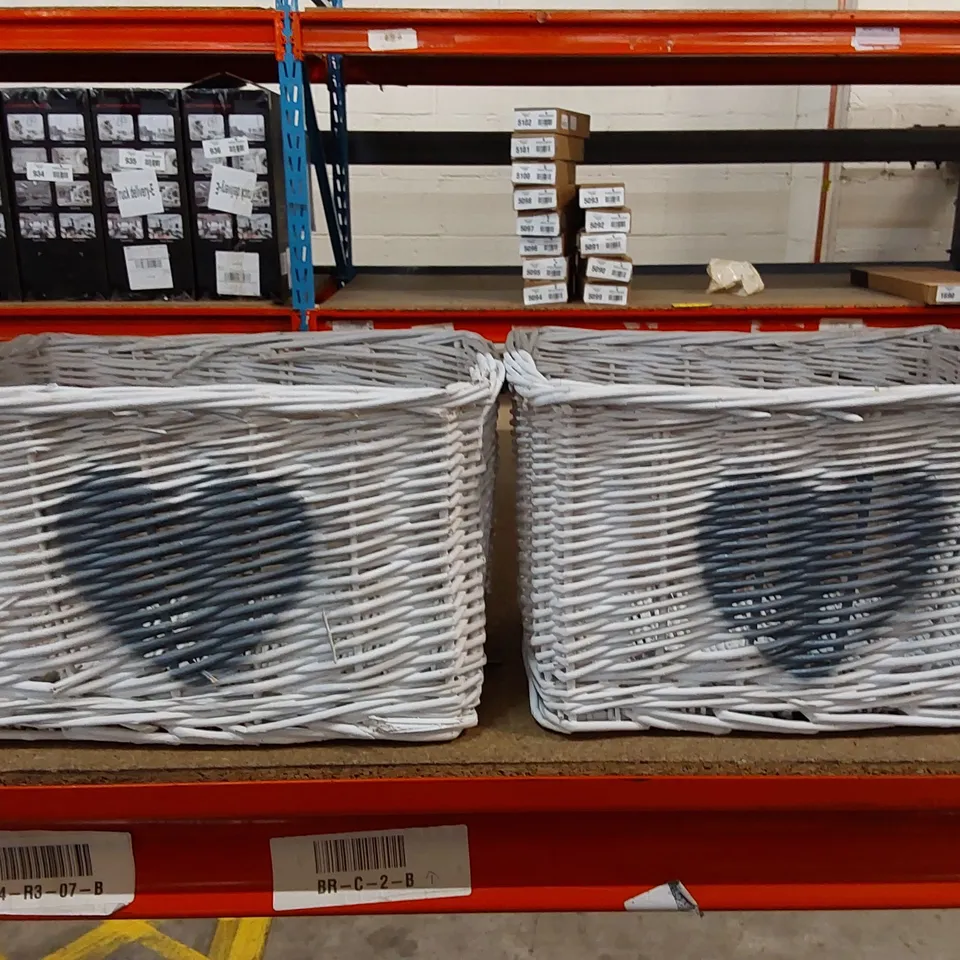 BAGGED WHITE WICKER BASKETS, HEART DESIGN // SET OF 2 (1 ITEM)