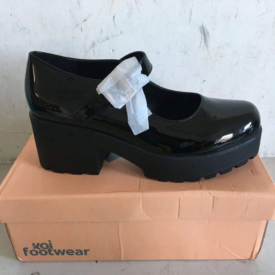 BOXED PAIR OF SIZE 8 BLACK KOI FOOTWEAR SHOES 
