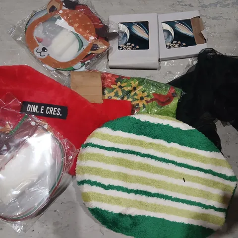 CAGE OF ASSORTED HOUSEHOLD GOODS AND ACCESSORIES TO INCLUDE; CHILDS VISORS, LIGHTBULBS AND TEXTILES