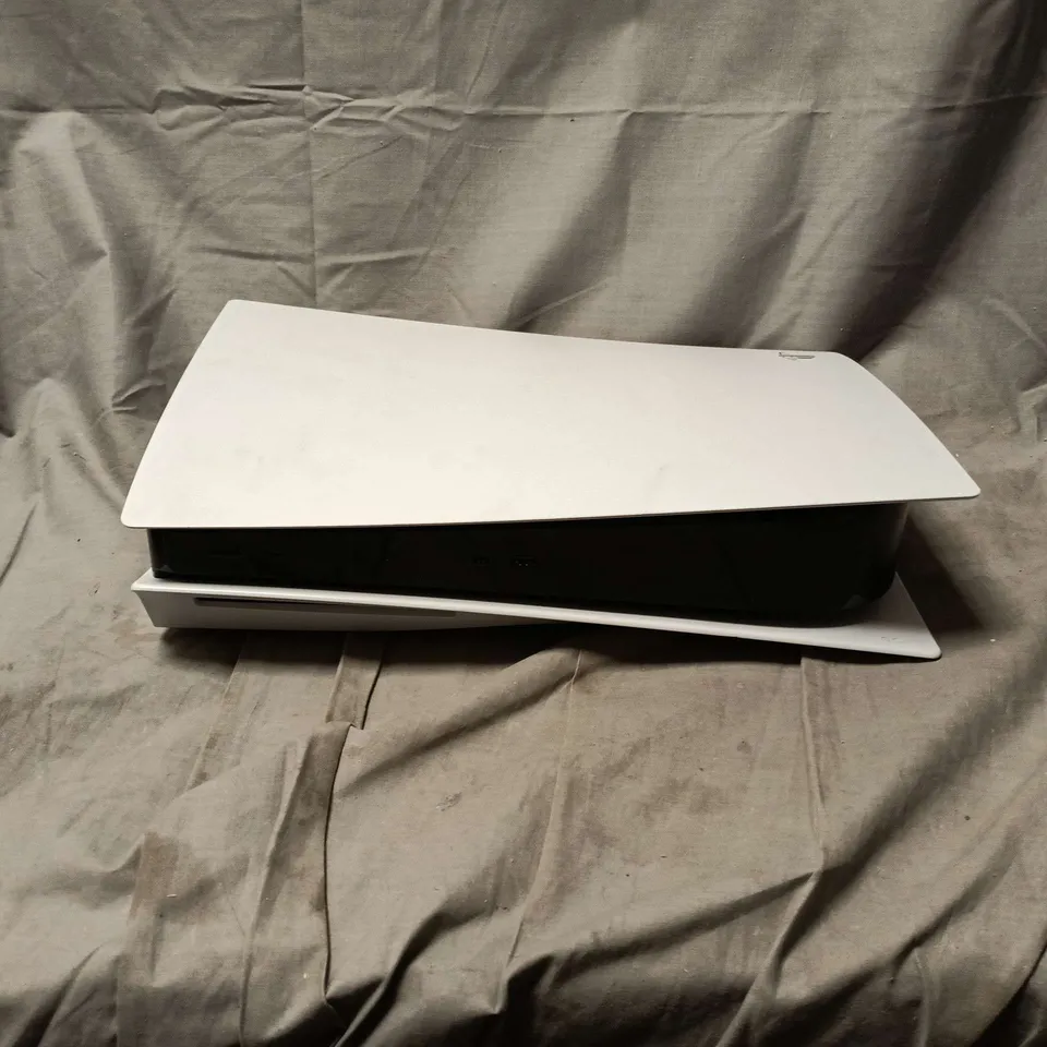 SONY PLAYSTATION 5 DIGITAL EDITION CONSOLE WITH DUALSENSE CONTROLLER – WHITE