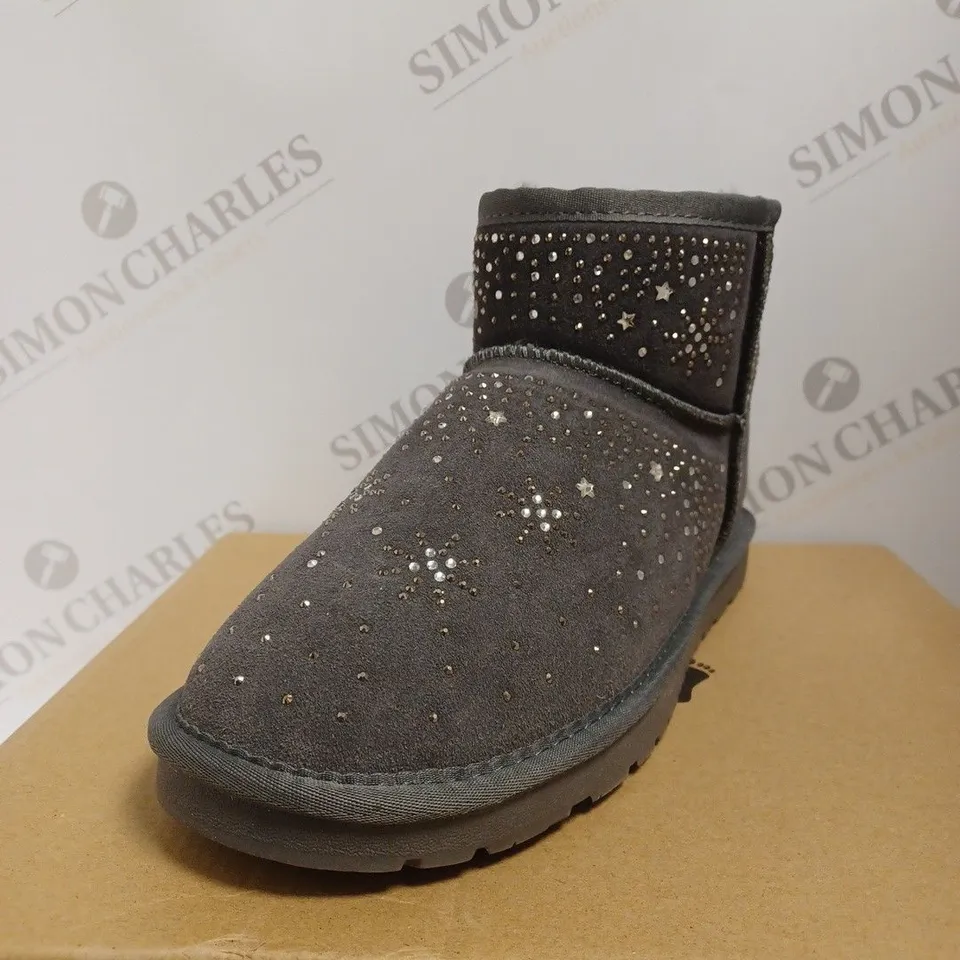 BOXED BONOVA SPARKLE SHEEPSKIN BOOTS, LIGHT GREY - SIZE 7