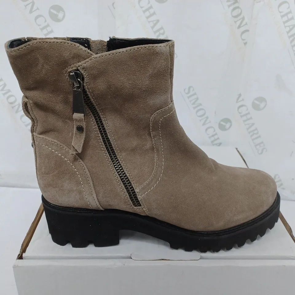 MODA IN PELLE ZIPSTER BIKER BOOT IN TAN SUEDE - SIZE 39