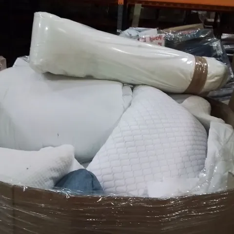 PALLET CONTAINING A VERY LARGE QUANTITY OF PILLOWS