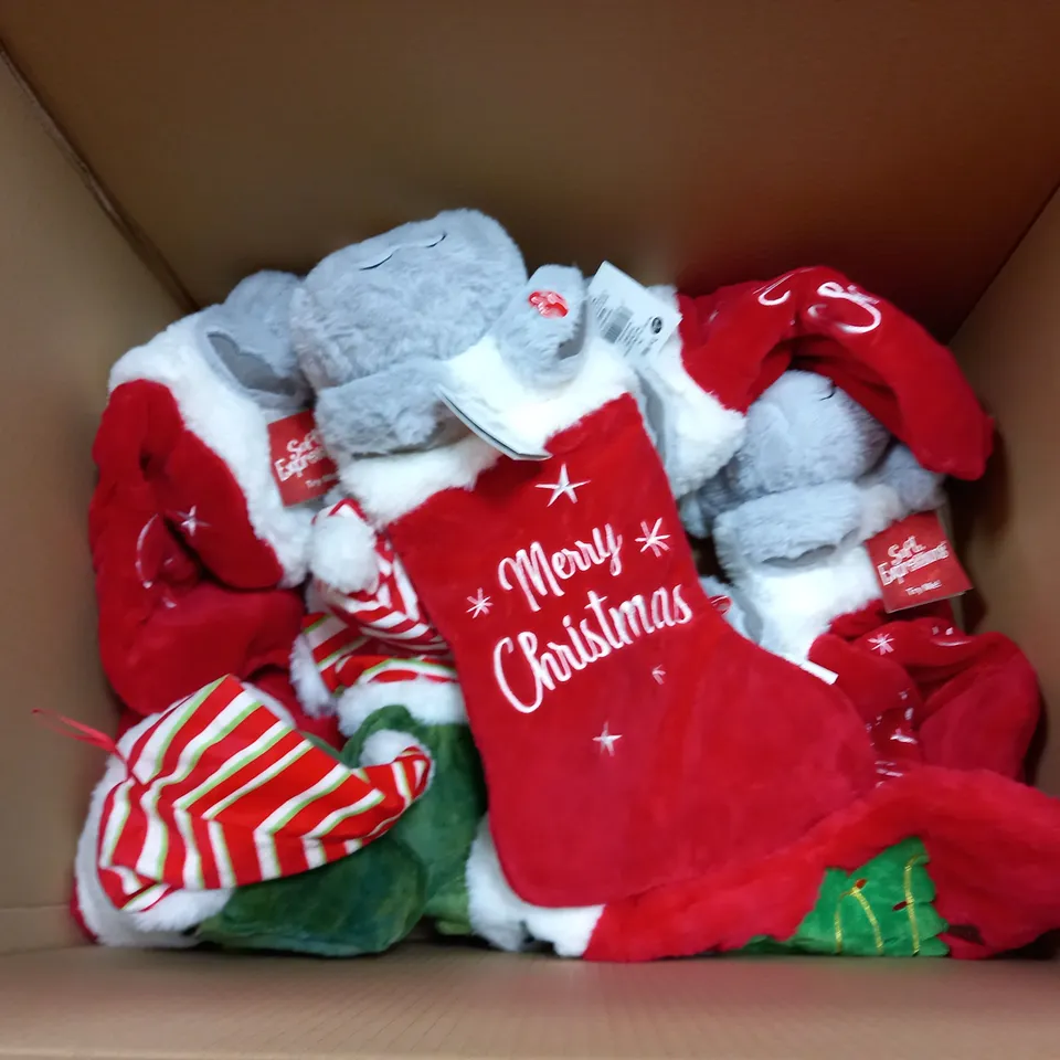 LOT OF APPROXIMATELY 26 ASSORTED BRAND NEW SEASONAL ITEMS TO INCLUDE MUSICAL STOCKINGS, STRING LIGHTS AND TREE DECORATIONS