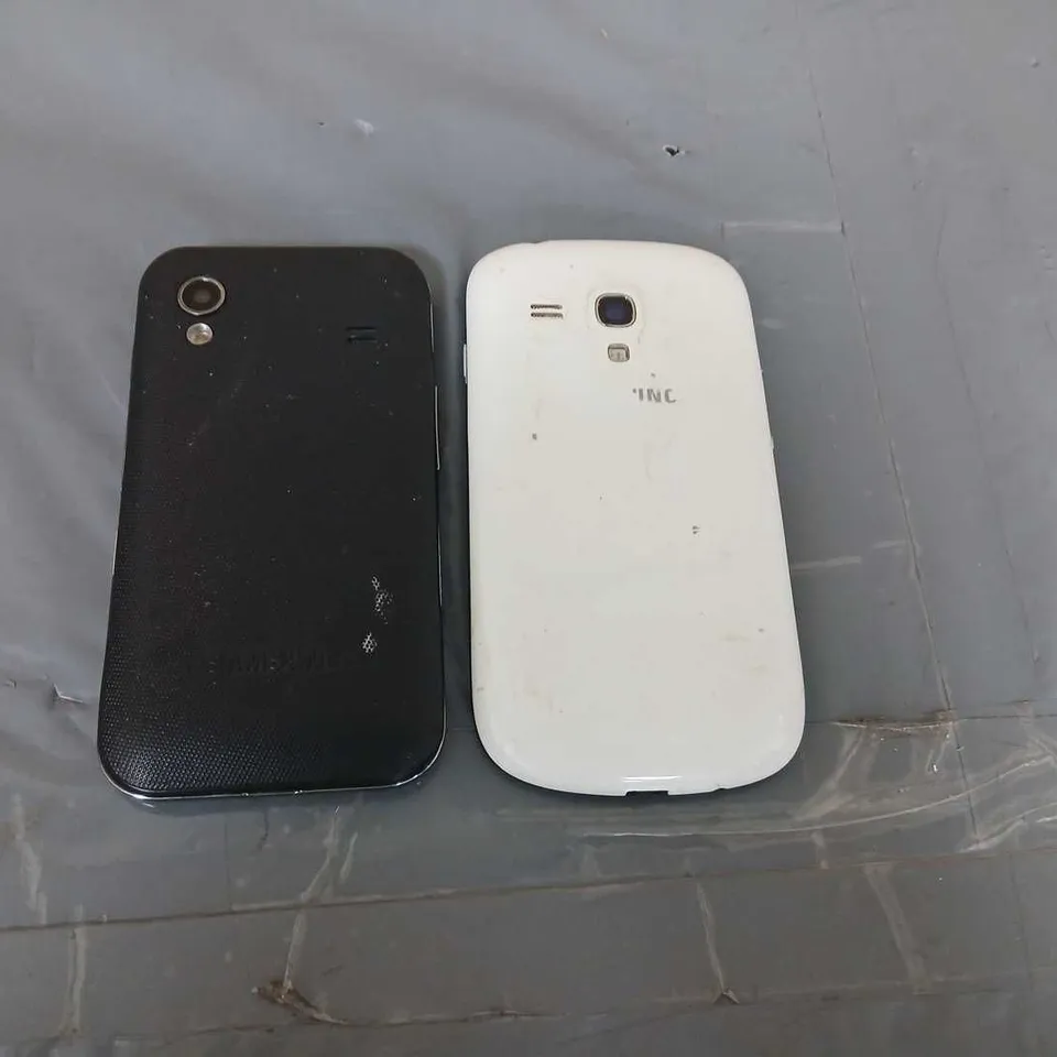 SET OF 2 SAMSUNG GALAXY SMARTPHONES – BLACK & WHITE
