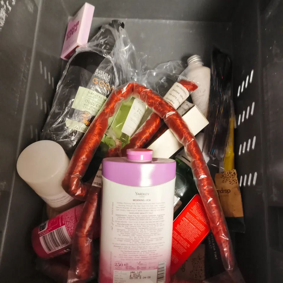 APPROXIMATEY 20 ASSORTED HEALTH AND BEAUTY PRODUCTS TO INCLUDE - WHITE FOX BLUSH + GLOW DUO - N07 BODY SCRUB - PUREOLOGY SHAMPOO - ETC