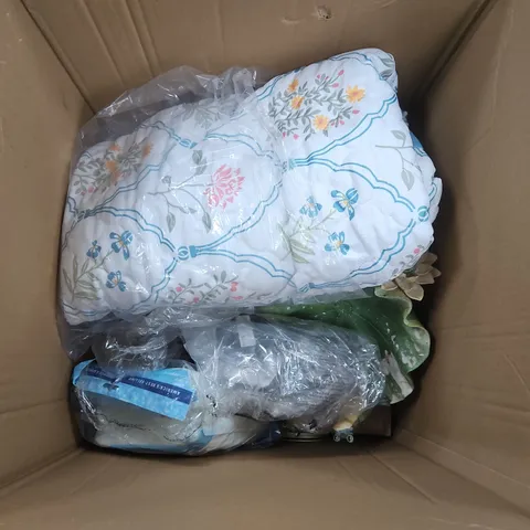 LARGE BOX OF APPROX 12 ASSORTED ITMES TO INCLUDE ORNAMENTS, PILLOWS AND KITCHEN ACCESSORIES