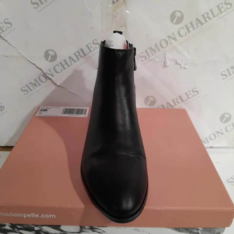 PAIR OF MODA IN PELLE LILITH ANKLE BOOTS BLACK LEATHER SIZE 6