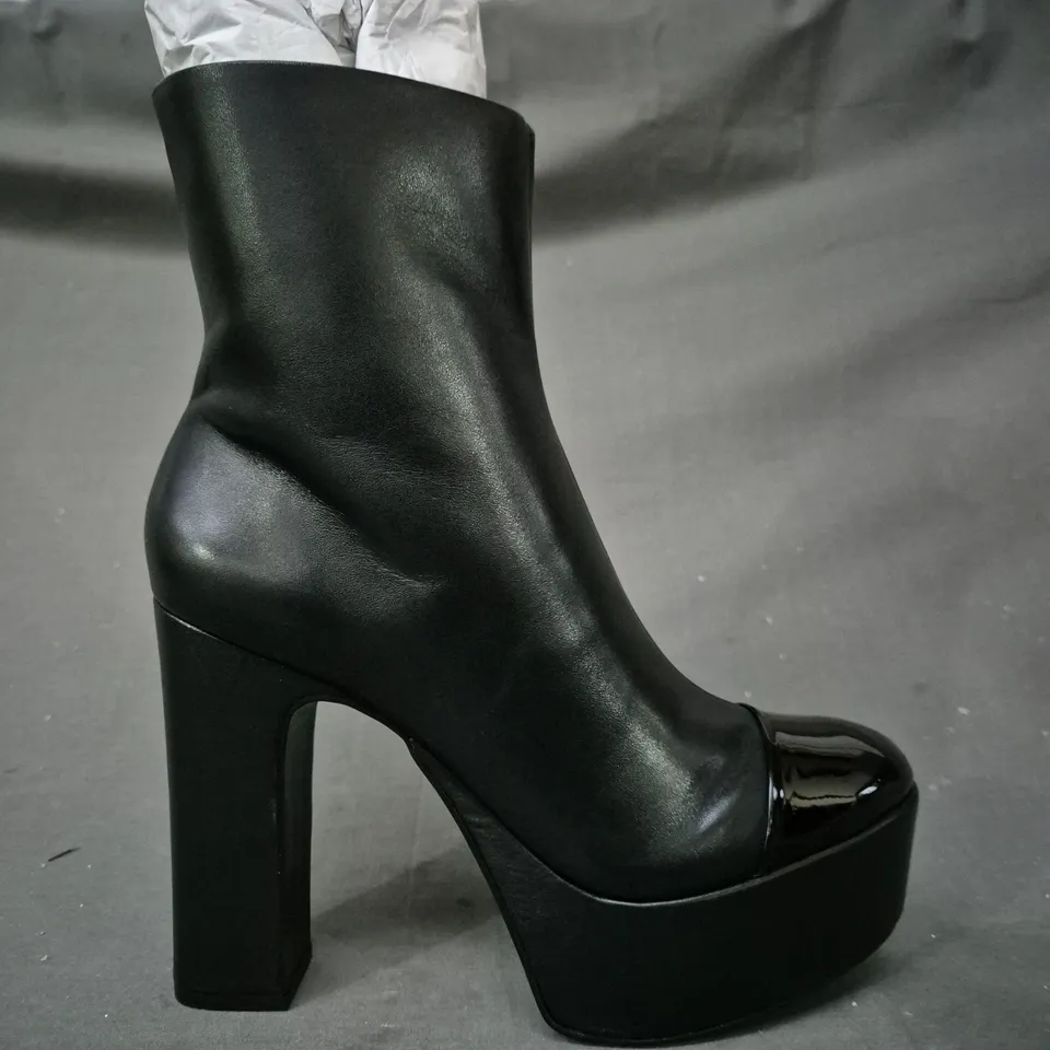 BOXED PAIR OF DUNE LONDON PLATFORM HIGH BLOCK HEEL ANKLE BOOTS IN BLACK SIZE 4