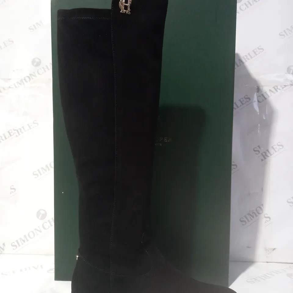 BOXED PAIR OF HOLLAND COOPER ALBANY KNEE BOOTS IN BLACK SUEDE SIZE 6