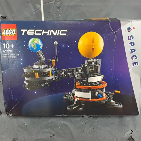 BOXED LEGO TECHNIC PLANET EARTH AND MOON IN ORBIT 42179