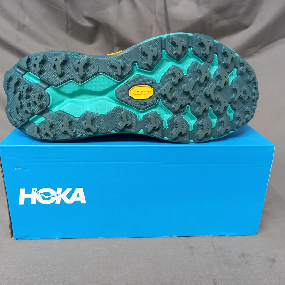 BOXED PAIR OF HOKA SPEEDGOAT 5 SHOES IN GREEN/GOLD UK SIZE 7.5