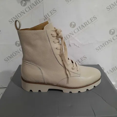BOXED PAIR OF VIONIC LANI LACE BOOTS CREAM SIZE 5