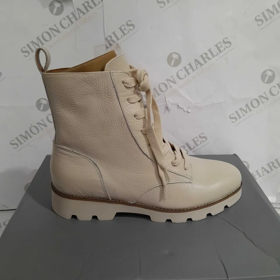 BOXED PAIR OF VIONIC LANI LACE BOOTS CREAM SIZE 5