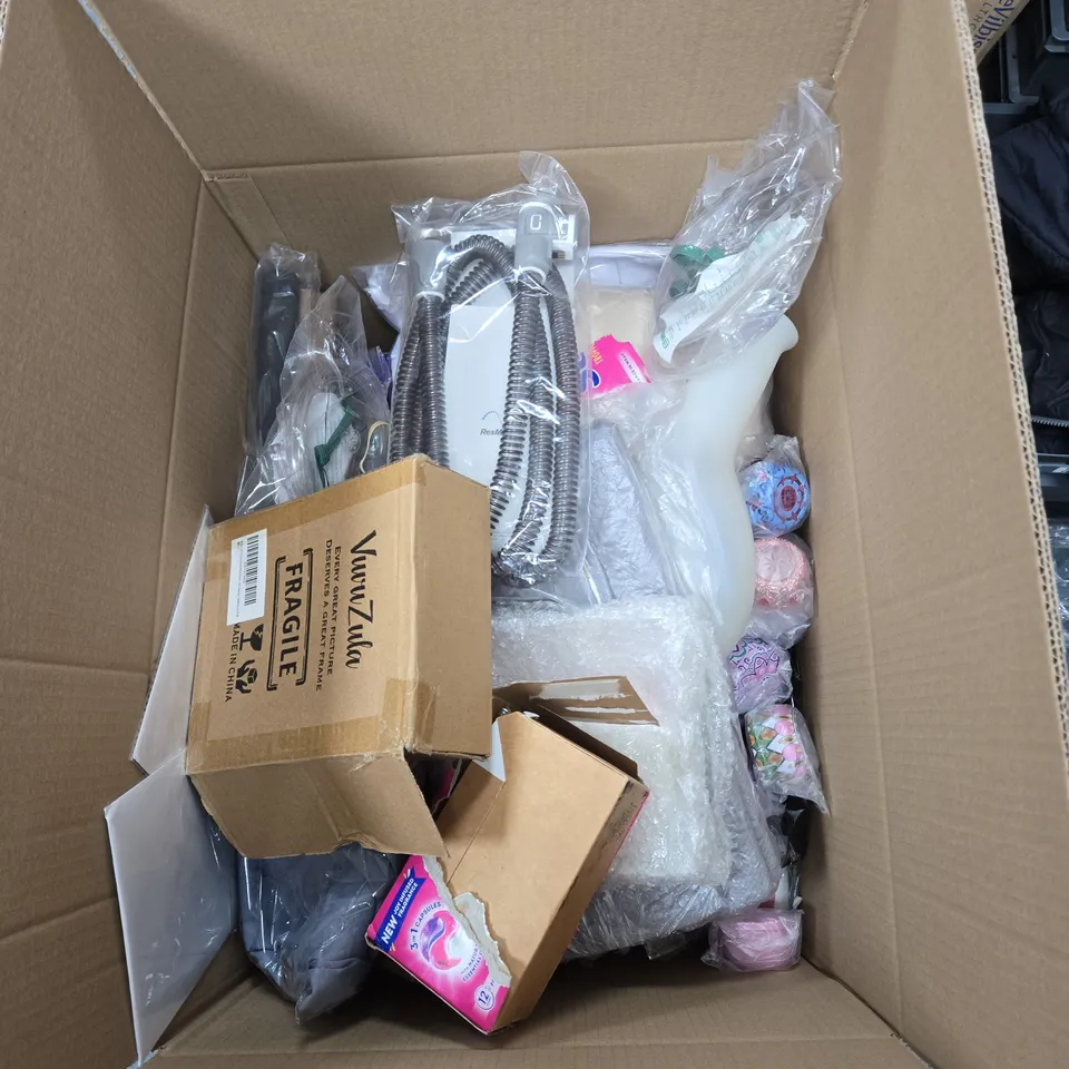 BOX OF APPROXIMATELY 15 ASSORTED ITEMS TO INCLUDE: 3KG WEIGHT AND BOLSIUS CANDLES