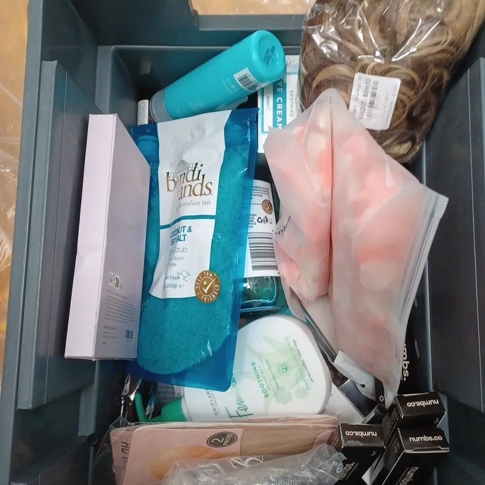 APPROXIMATELY 20 ASSORTED COSMETIC PRODUCTS TO INCLUDE RIMMEL MASCARA, REN TONIC AND SENSODYNE TOOTHPASTE