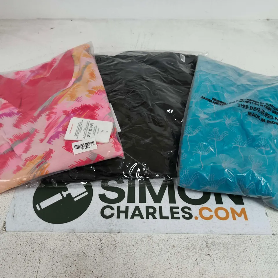APPROXIMATELY 30 ASSORTED WOMENS CLOTHING ITEMS IN VARIOUS SIZES & STYLES