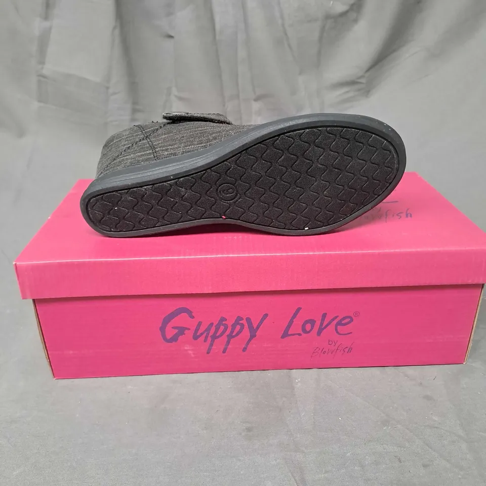CAGE OF APPROXIMATELY 40 PAIRS OF WEDGE SHOES IN BLACK AND VARIOUS SIZES - COLLECTION ONLY