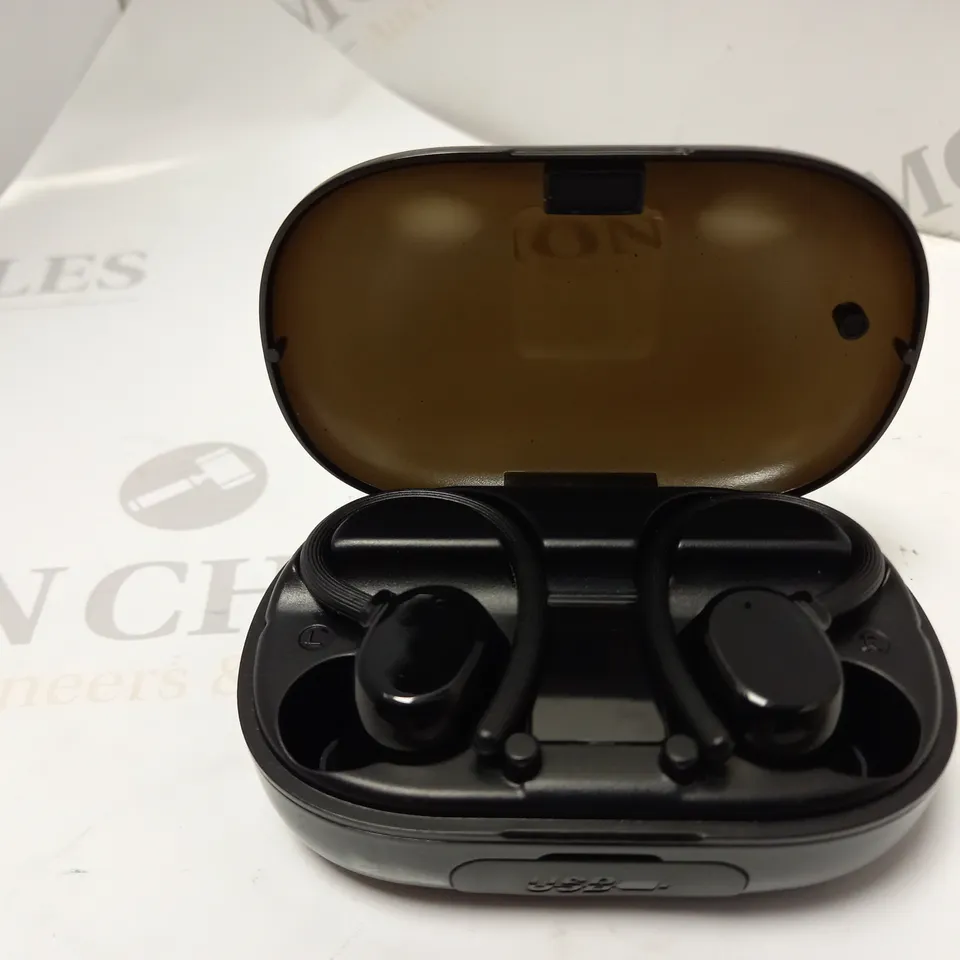 TRUE WIRELESS EARBUDS IN BLACK