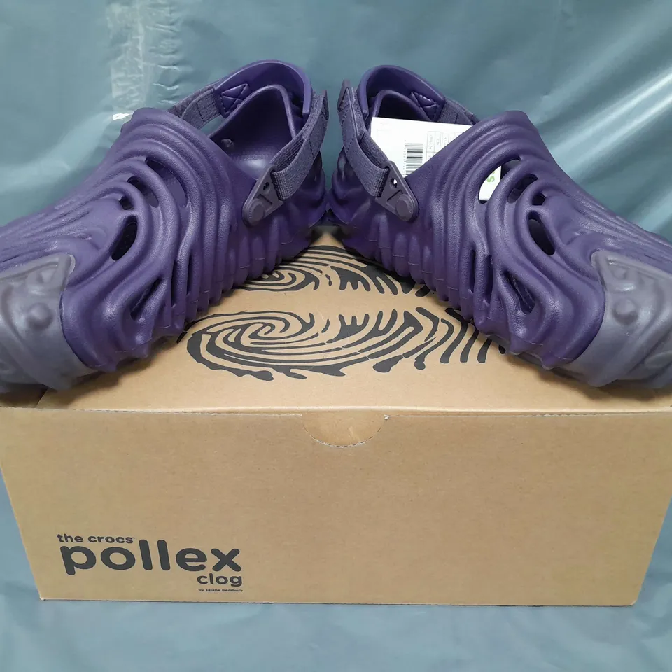 BOXED PAIR OF CROCS SALEHE BEMBURY POLLEX CLOGS IN PURPLE UK SIZE M9/W10