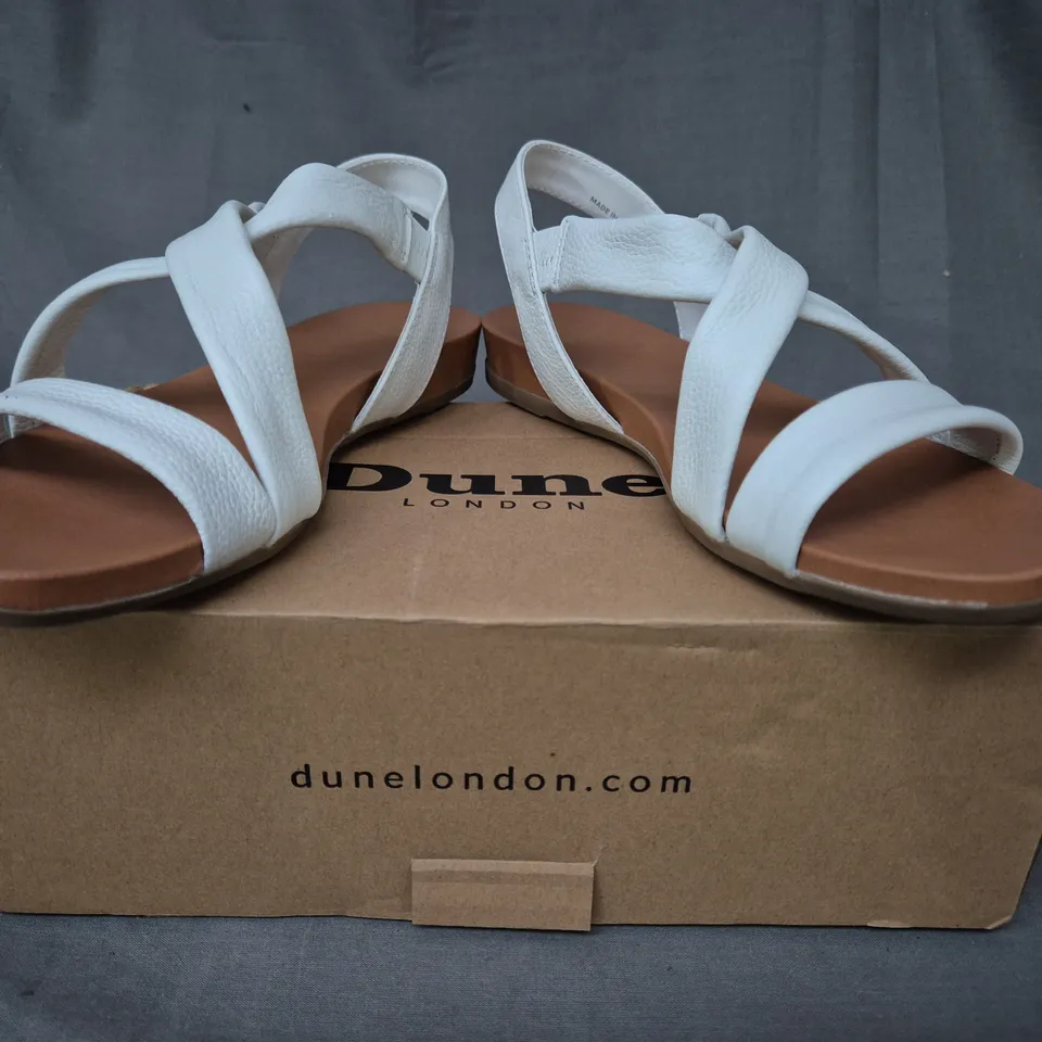 BOXED PAIR OF DUNE LONDON 487 LANDIES OPEN TOE SANDALS IN WHITE SIZE 5