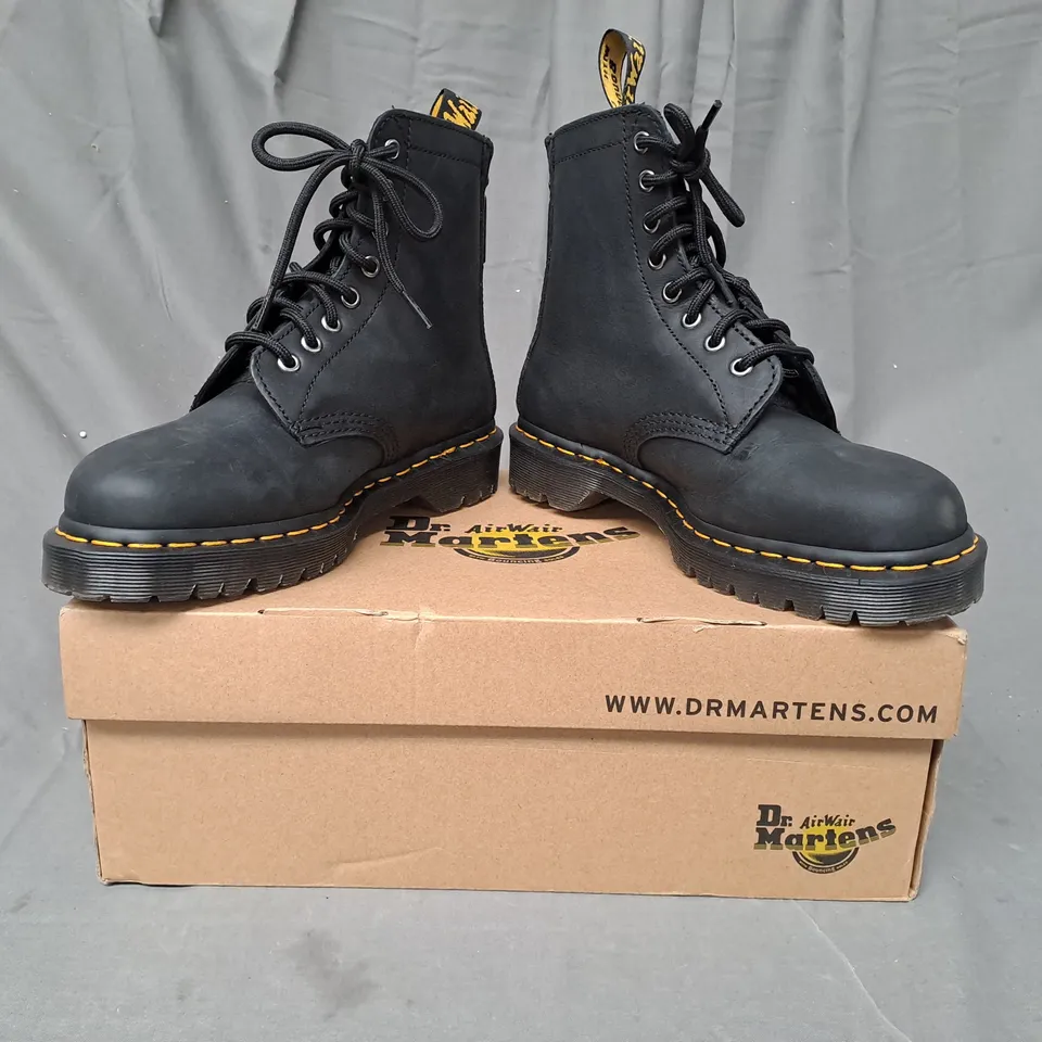 BOXED PAIR OF DR MARTENS 1460 ALT ZIP BOOTS IN BLACK UK SIZE 6