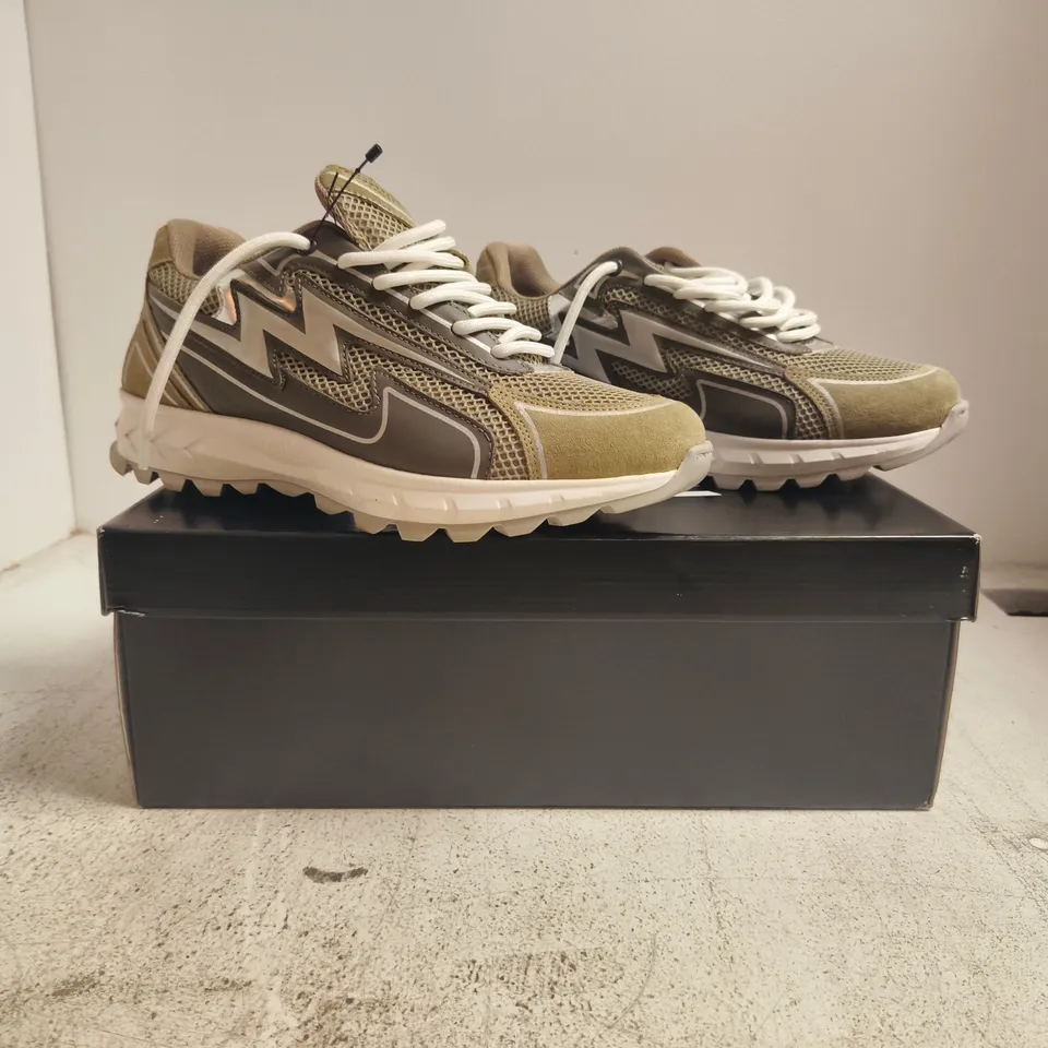 BOXED PAIR OF AISE KHAKI COSMO RUNNER TRAINERS SIZE UK 8
