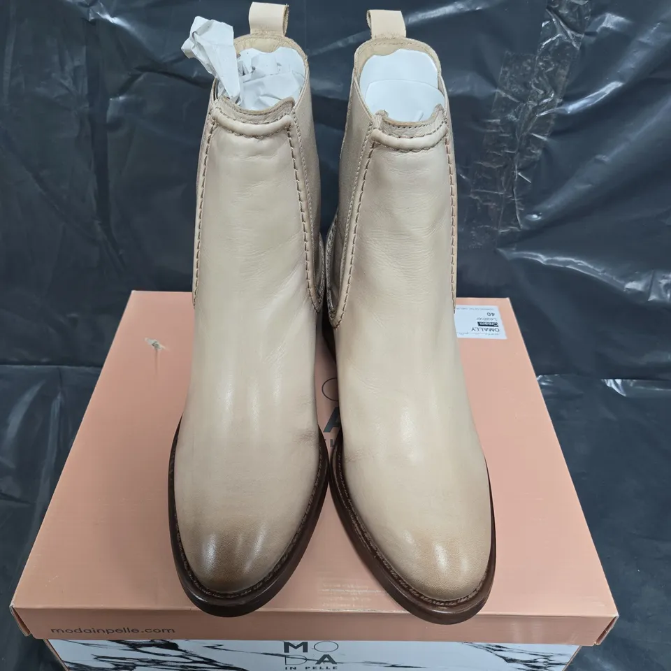 BOXED PAIR OF MODA IN PELLE OMALLY CORDING DETAIL CHELSEA BOOTS - UK SIZE 40