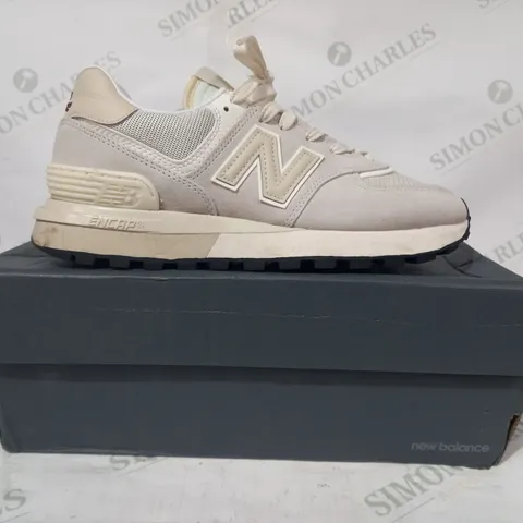 BOXED PAIR OF NEW BALANCE TRAINERS IN OFF WHITE UK SIZE 7.5