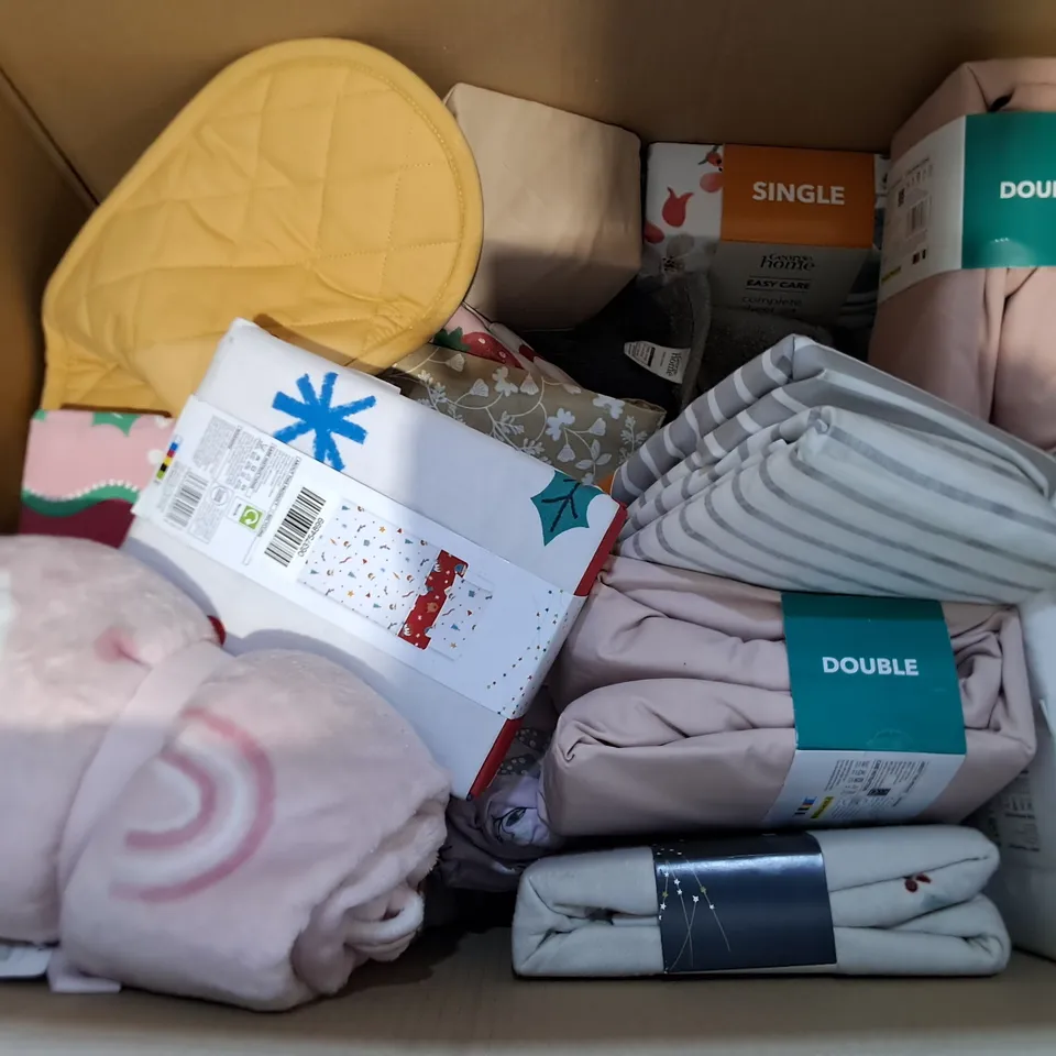 LOT OF APPROXIMATELY 23 ASSORTED BEDDING AND SOFT FURNISHING  ITEMS TO INCLUDE HELLO KITTY HOODED THROW, DUVET SETS AND TOWELS